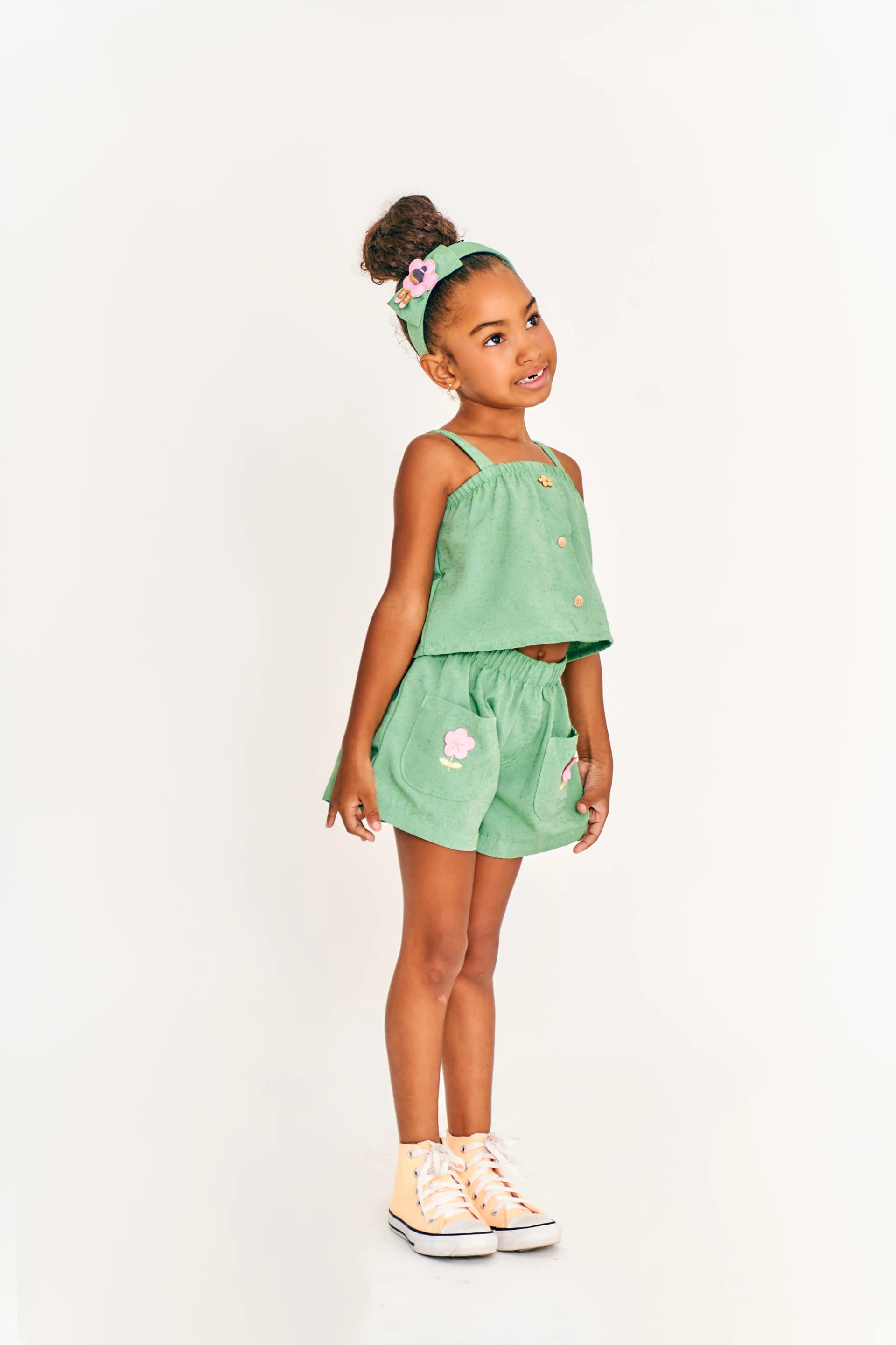 CONJ. DANCANDO ENTRE FLORES VERDE