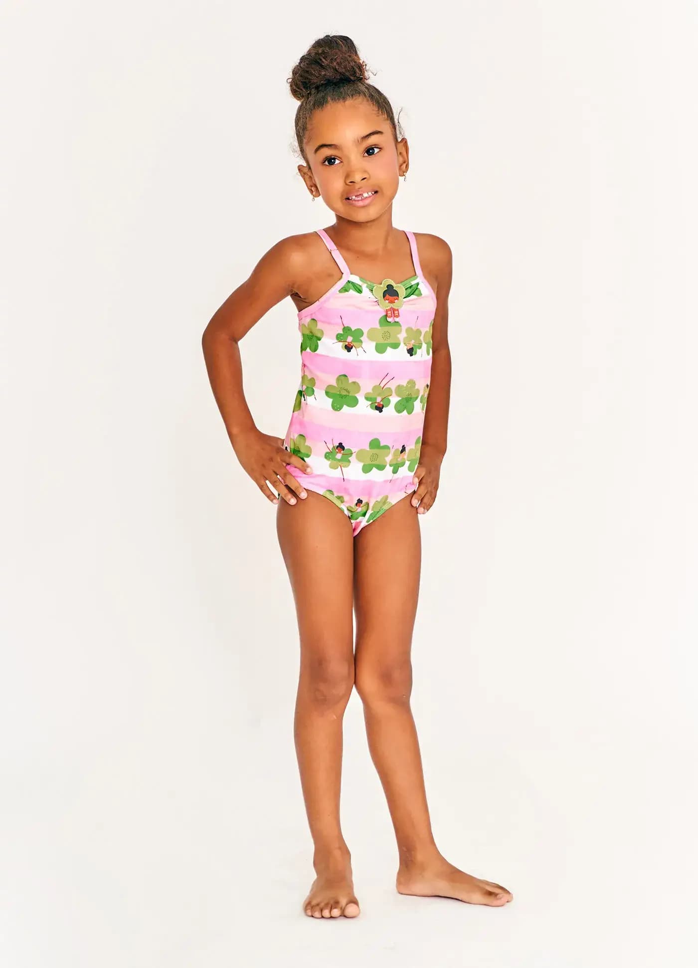 MAIO DANCANDO ENTRE FLORES ROSA E BRANCO M